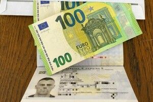 У пунктах пропуску на кордоні з Польщею троє подорожуючих пропонували прикордонникам хабарі (Фото)