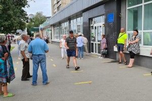У Луцьку черга до Пенсійного фонду утворилася ще задовго до його відкриття (Фото)