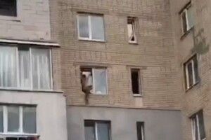 Ліз у вікно: на Рівненщини чоловік застряг на висоті 3-го поверху (Відео)