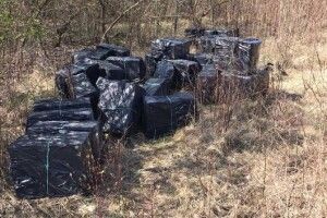 Контрабандистів не зловили, але човни та сигарети затримали