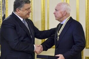 Порошенко вручив державні нагороди двом американським сенаторам