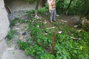 У Луцьку чоловік викидає сміття через вікно квартири