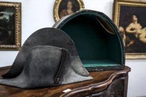 Капелюх Наполеона продали 350 000 євро