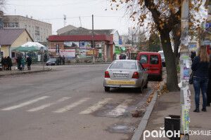 У Рожищі навчальна автівка «Автошколи» привселюдно «начхала» на правила дорожнього руху (фото)