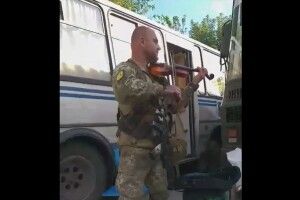 Воїн ЗСУ після бою знайшов серед речей окупантів скрипку і зіграв гімн України (Відео)