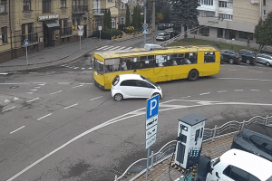У Луцьку на перехресті легковик зіткнувся з тролейбусом (Відео)