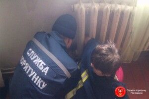 У Костополі на Рівненщині рятували жінку… яка застрягла в чавунній батареї (фото)