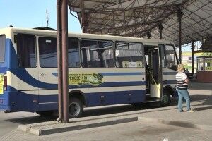 Незважаючи на «червону» зону, міжміські і міжобласні автобуси в Луцьку курсують (Відео)