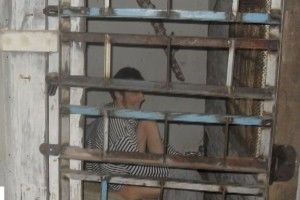 Батько 20 років тримав у клітці свого психічно хворого сина