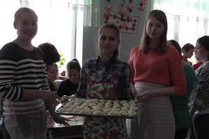Все для фронту, все для перемоги — колектив ківерцівської школи 6 годин ліпив вареники для наших воїнів (фото)