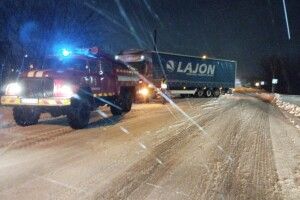 На Волині автівки потрапили у снігову пастку