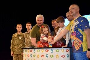 «Діти Перемоги малюють Україну майбутнього»: у Луцьку презентували поштовий випуск до Дня дітей