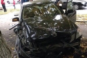 В Луцьку «Мерседес» влетів у дерево (фото)