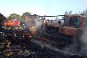 Згоріли тонни сіна: рівненські рятувальники серед ночі «летіли» на масштабну пожежу