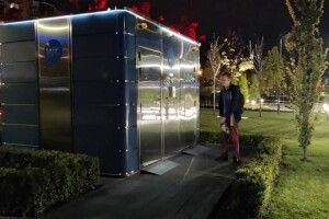 Турист з Одеси застряг у вбиральні під час прогулянки Дніпром