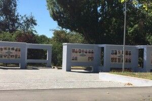 На Алеї Героїв у Херсоні розмалювали фарбою фотографії загиблих бійців (фото)