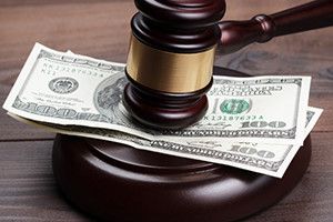 СУД УХВАЛИВ:  ДОЛАРИ – НЕ КОРУПЦІЙНІ