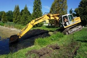 В центральному парку Луцька активно чистять осушувальні канали