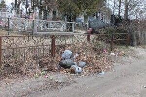 Під кладовищами утворилися стихійні звалища