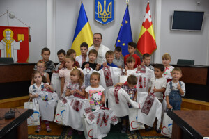 У Луцьку дітям-сиротам та дітям, позбавленим батьківського піклування вручили вишиванки