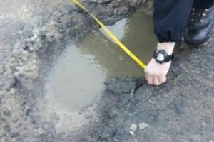 Патрульна поліція Луцька закликала міську владу полатати ями на дорогах (фото)