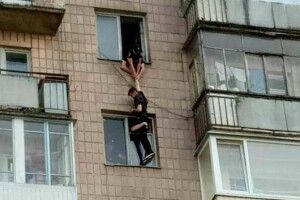 З’явилось вражаюче фото порятунку поліцейськими Луцька самогубця