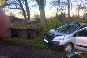 Під Калинівкою БТР нечемно повівся з «Пежо» (фото)