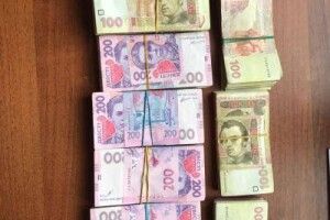 На окуповану територію – з мішком гривень (фото)