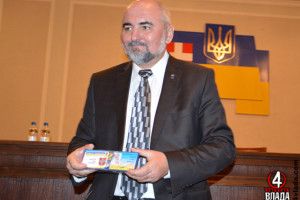 Заступник голови обради йде до людей