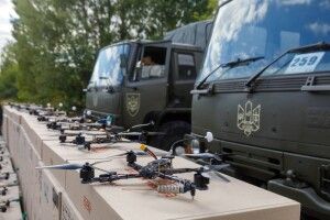 Нема такого роду військ, де б не служили наші партійці - Порошенко привіз на фронт нові дрони