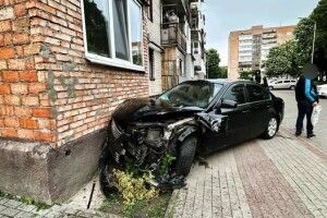 П'яний водій протаранив будинок у Луцьку
