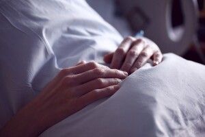 Кровотеча й травмоване око: зірка відомого фільму постраждала на зйомках через невдалий вибух (Фото)
