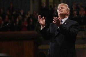Трамп шість хвилин аплодував після власного виступу (Відео)