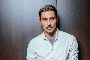 Відомий співак п'яним вийшов на сцену (Відео)