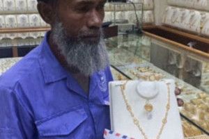 Прибиральника засипали золотом
