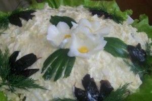 Салат з куркою, чорносливом та грибами