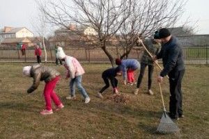 В учнів Затурцівської школи-інтернату мітлою і лопатою виховували почуття особистої відповідальності (Фото)