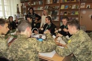 Ліцеїсти гайнули до бібліотеки на майстерку (фото) 