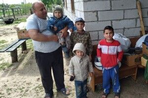 Звикають жити без мами: волинянин після смерті молодої дружини сам виховує п’ятьох синів 