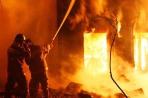 На Горохівщині цілу ніч гасили хату: подробиці та фото