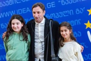 Продав обручку матері: сільський вчитель із Грузії зібрав 700 тисяч доларів для України
