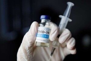 Як почувається чоловік, який отримав сім Covid-щеплень різними препаратами