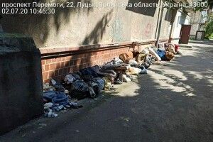 Лучанка винесла мотлох з квартири і… склала біля будинку 