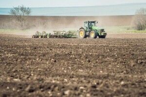 Трактор переїхав подружжя, яке поралося на городі