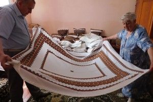 101-річна жінка доглядає хвору доньку