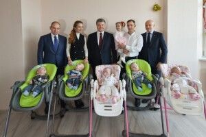 Президент передав автомобіль родині, в якій народилося одразу п'ятеро дітей (фото)