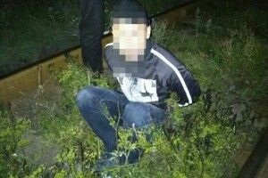 Посеред ночі у Рівному злапали торговця ганджубасом (фото)