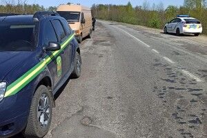 На Волині зупинили автівку з краденою деревиною