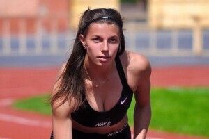 Знаменита українська спортсменка-красуня позувала у відвертому купальнику в Єгипті (Фото)