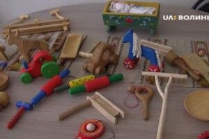У Луцьку виставили іграшки, якими бавились українці 100 та більше років тому